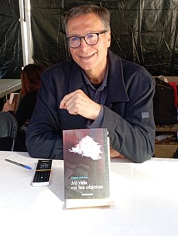 El escritor y periodista valenciano Miquel Martínez (la Vila Joiosa, 1959) publica 'Mi vida en los objetos',