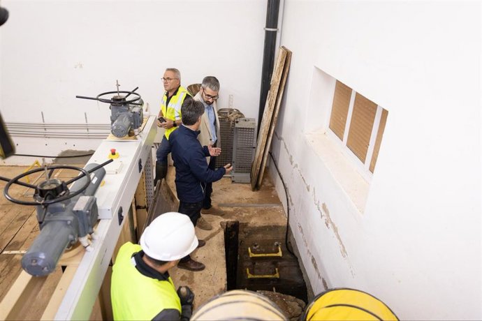 El delegado del Gobierno, Francisco Lucas, en el canal de abastecimiento afectado por la dana Alice