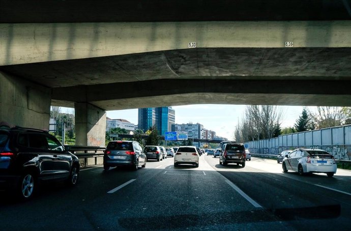 Archivo - Imagen de recurso de coches bajo un puente de la M-30 de Madrid