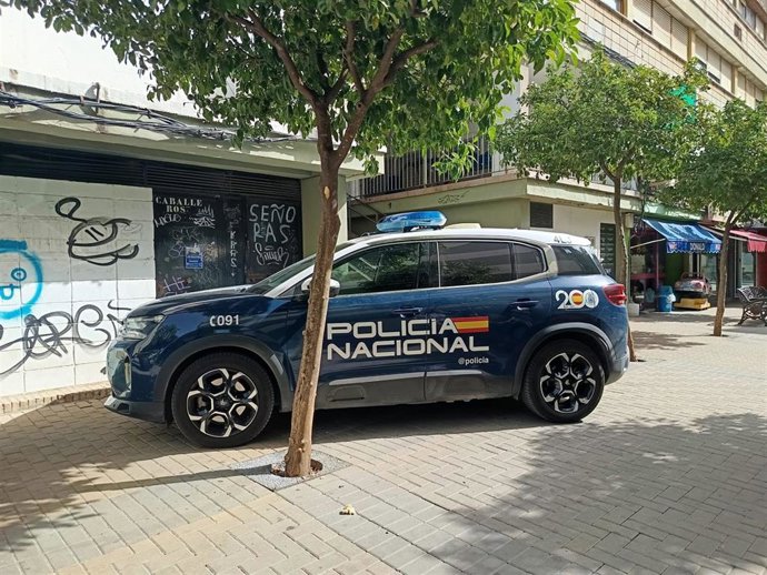 Archivo - Un coche patrulla de la Policía Nacional en Córdoba.