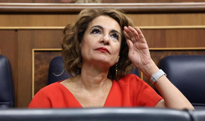 La vicepresidenta primera y ministra de Hacienda, María Jesús Montero, durante una sesión plenaria, en el Congreso, a 16 de octubre de 2025, en Madrid (España).