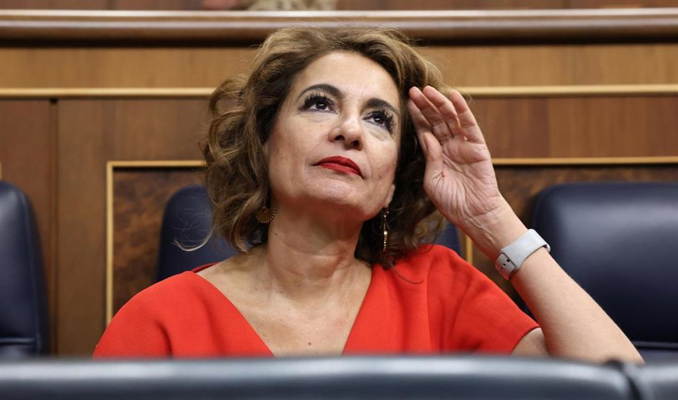 La vicepresidenta primera y ministra de Hacienda, María Jesús Montero, durante una sesión plenaria, en el Congreso, a 16 de octubre de 2025, en Madrid (España).