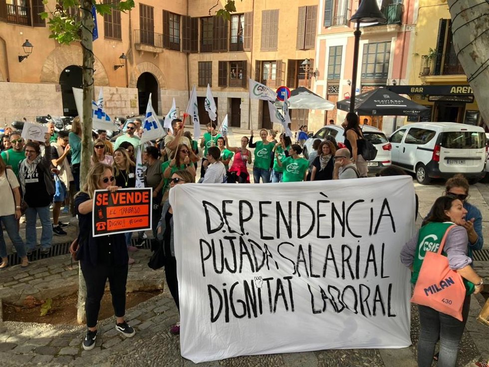 Trabajadores de la Fundación para la Dependencia se concentran frente a la sede de la Conselleria de Familias, Bienestar Social y Atención a la Dependencia.