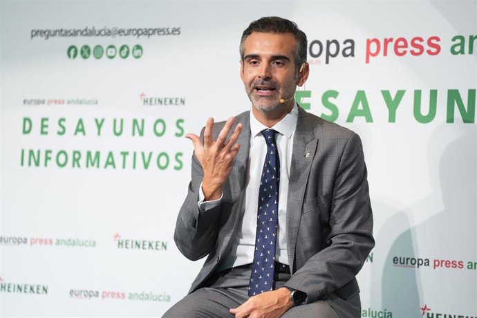 El consejero de Agricultura, Pesca, Agua y Desarrollo Rural, Ramón Fernández-Pacheco, este jueves durante su participación en los Desayunos Informativos de Europa Press Andalucía, celebrado de la mano de Heineken en la Torre Cruzcampo. 