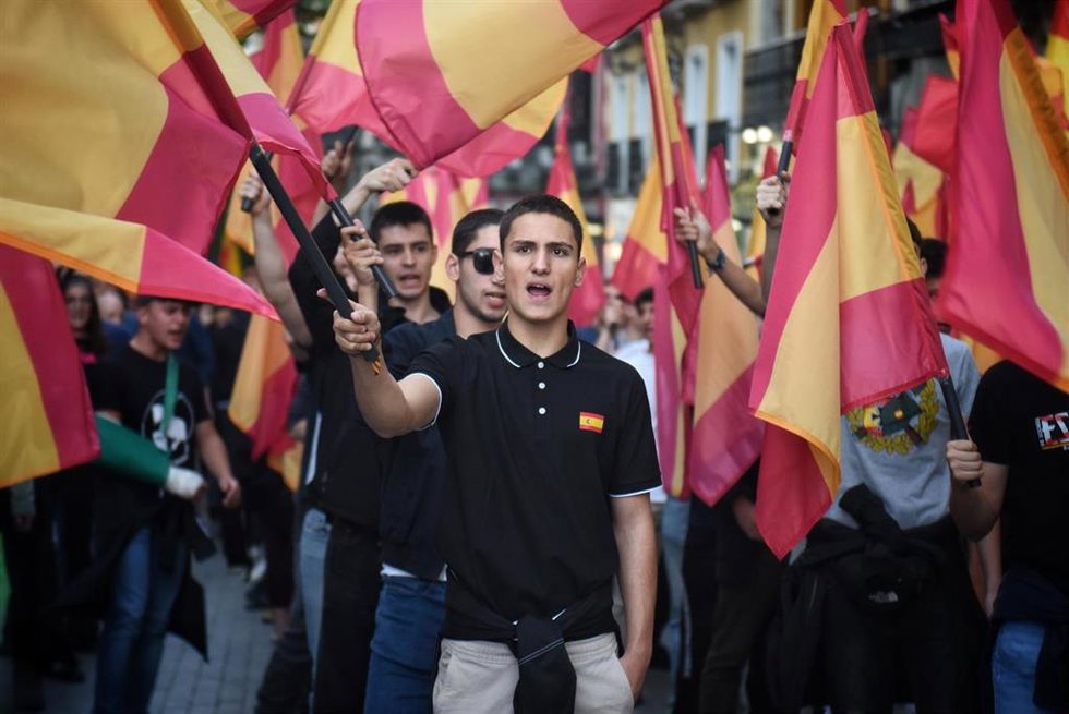 Archivo - Varias personas con banderas españolas durante una manifestación de Falange
