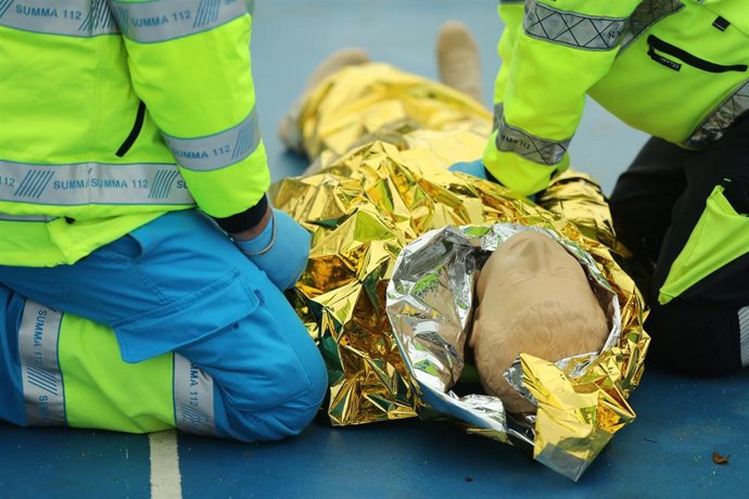 Archivo - Efectivos del Servicio de Urgencia Médica de la Comunidad de Madrid (SUMMA 112) simulan la reanimación de una persona 