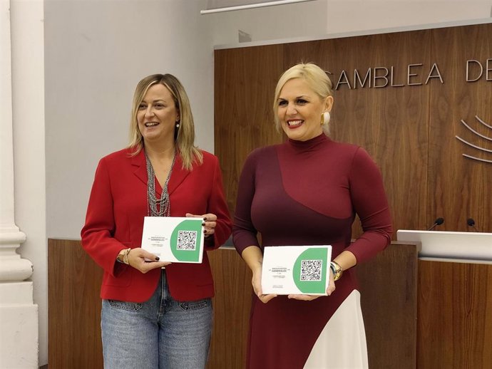 La consejera de Hacienda, Elena Manzano, y la presidenta de la Asamblea, Blanca Martín, muestran el proyecto de Presupuestos de Extremadura para 2026