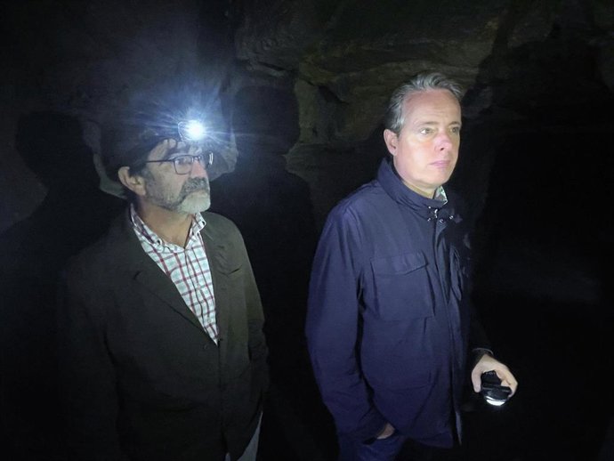 El consejero de Medio Rural y Política Agraria, Marcelino Marcos (a la derecha), y el alcalde de Cabrales, José Sánchez (a la izquierda), visitan la cueva de maduración de queso de El Pinche.