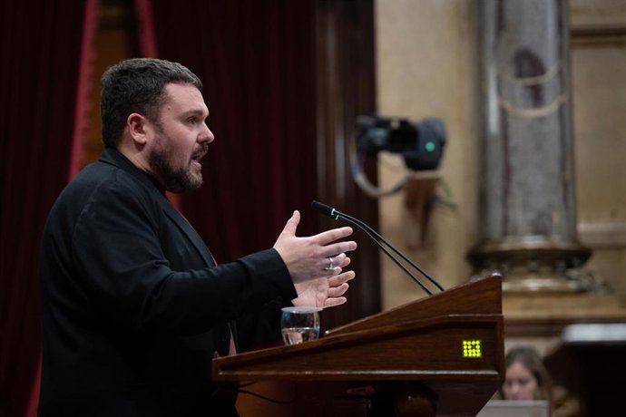 Archivo - El diputado de los Comuns en el Parlament, Andrés García Berrio, en el pleno de este martes. FOTO DE ARCHIVO