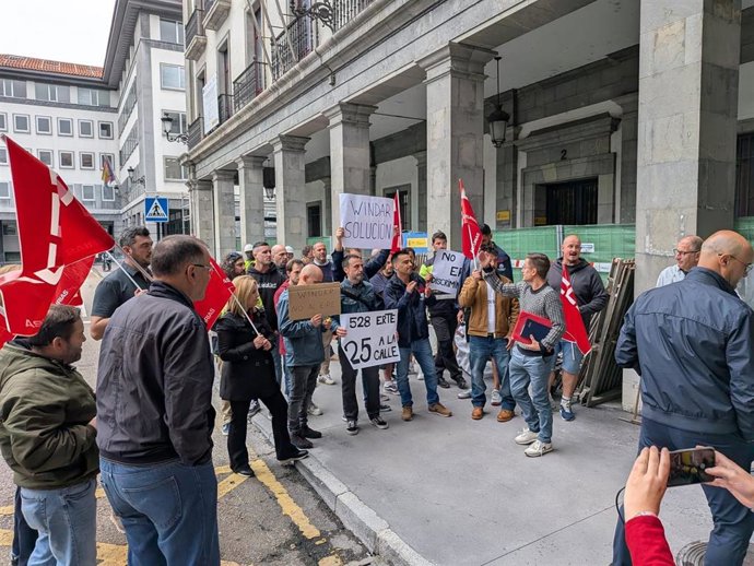 Momento de la entrada en la reunión de los representantes del comité de empresa de Windar Wind Services
