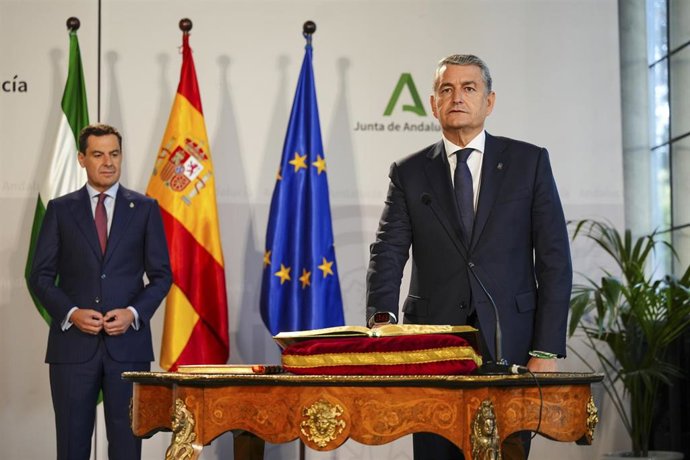El presidente de la Junta de Andalucía, Juanma Moreno (i) acompañado del consejero de Sanidad, Presidencia y Emergencias, Antonio Sanz (d) durante la toma de posesión. A 15 de octubre de 2025 en Sevilla (Andalucía, España). (Foto de archivo).