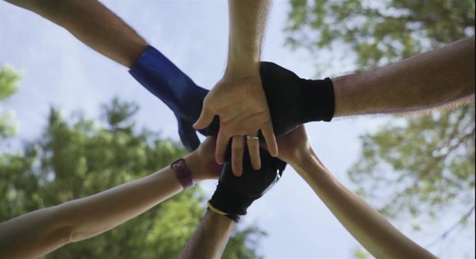 Manos unidas en una imagen de archivo.