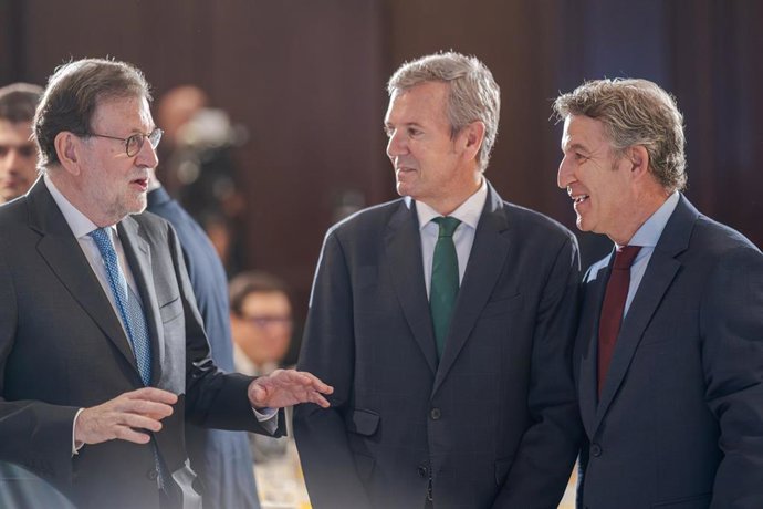 Mariano Rajoy, el presidente de la Xunta de Galicia, Alfonso Rueda,y el presidente del PP, Alberto Núñez Feijóo, durante un desayuno informativo de Fórum Europa, 16 de octubre de 2025