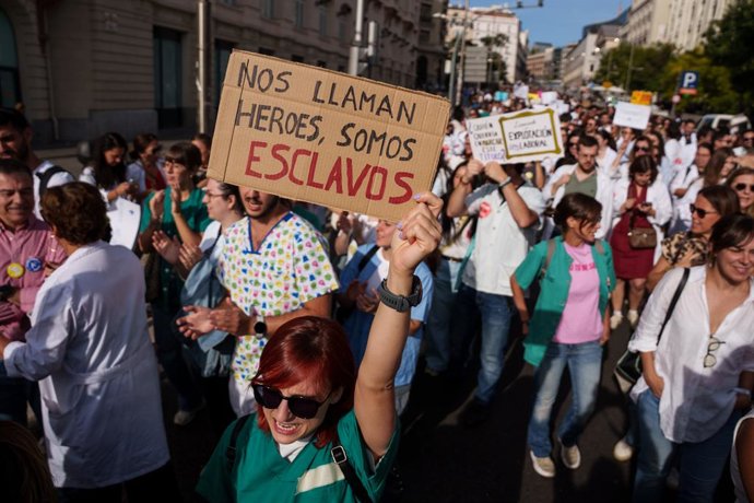 Manifestante porta una pancarta que reza "Nos llaman héroes, somos esclavos" durante la manifestación con motivo de la huelga de médicos contra el nuevo Estatuto Marco, frente al Congreso de los Diputados, a 3 de octubre de 2025, en Madrid (España). Esta 