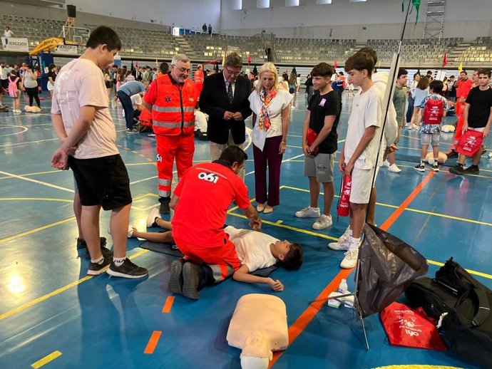 Evaja pajares y José Ángel Aparicio con alumnos de centros de Jerez en el Cardiomaratón 2025.