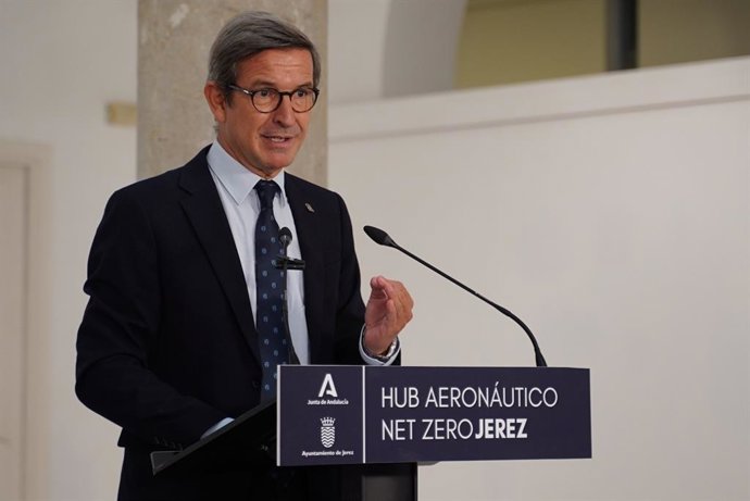 El consejero de Industria, Energía y Minas de la Junta de Andalucía, Jorge Paradela, presenta el balance de la convocatoria del Fondo Transición Justa para promover un ecosistema industrial en torno a un hub de aviación sostenible en Jerez