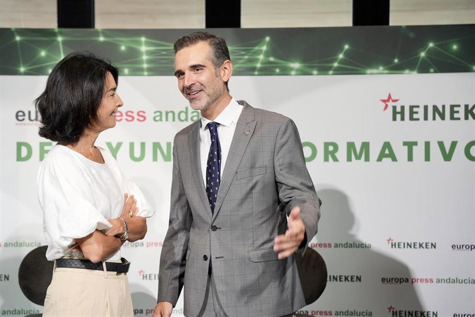 El consejero de Agricultura, Pesca, Agua y Desarrollo Rural, Ramón Fernández-Pacheco (c), junto a la directora de Asuntos Corporativos y Sostenibilidad en Heineken España, Carmen Ponce, al inicio de los desayunos informativos de Europa Press Andalucía. 