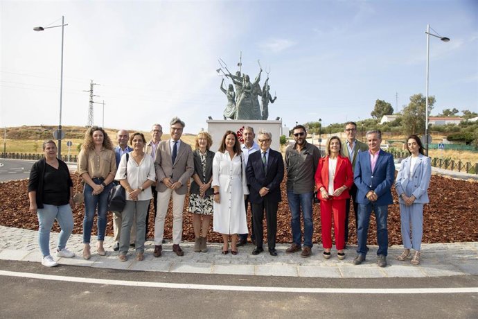 Foto de familia en la entrega de la obra de mejora de la circunvalación de Fuente Obejuna.