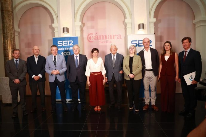 Encuentro en Sevilla en el que han participado la ministra de Vivienda, Isabel Rodríguez, y  el presidente de la Diputación, Javier Fernández, entre otros.