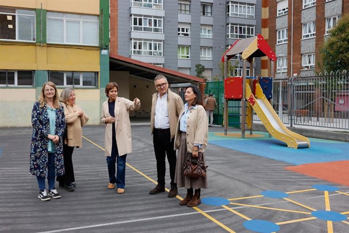 La alcaldesa de Gijón, Carmen Moriyón, acompañada del concejal de Infraestructuras Urbanas y Rurales, Gilberto Villoria, visita el colegio público Federico García Lorca.