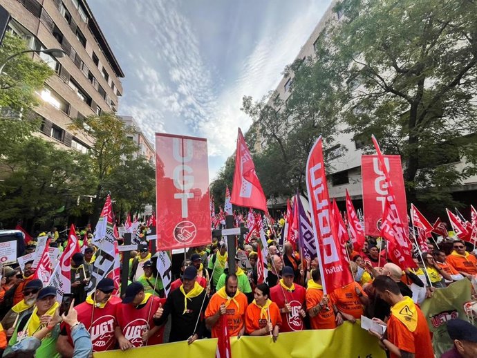 Cientos de personas convocadas por CCOO y UGT reclaman en Madrid medidas contra "la epidemia silenciosa" de la siniestralidad laboral
