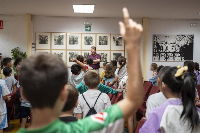 Estudiantes en un colegio. Imagen de archivo.