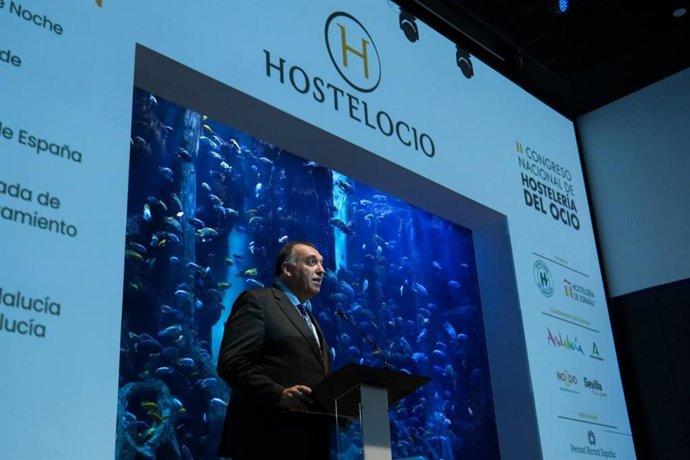 El consejero de Turismo y Andalucía Exterior, Arturo Bernal, en la inauguración del II Congreso Nacional de Hostelería del Ocio en Sevilla.