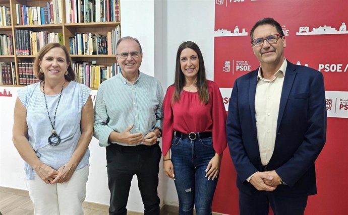 La portavoz del PSOE de Málaga, Ana Villarejo, y el secretario general del PSOE de Rincón de la Victoria, Antonio Sánchez, entre otros, en rueda de prensa.