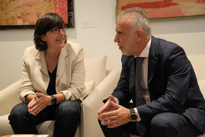 El ministro de Política Territorial y Memoria Democrática, Ángel Víctor Torres (d) y Silvia Fernández, viuda de la exalcaldesa de O Porriño, Eva García de la Torre.