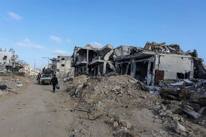 Archivo - Arquivo - Prédios destruídos por bombardeios israelenses na cidade de Khan Younis, no sul da Faixa de Gaza (arquivo)