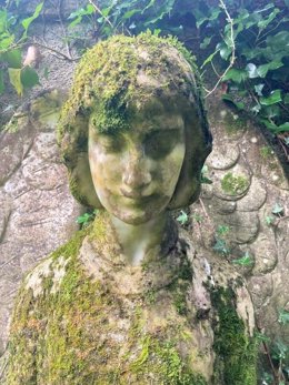 Escultura del ángel custodio descubierta en la ruinas de una iglesia de Sopuerta
