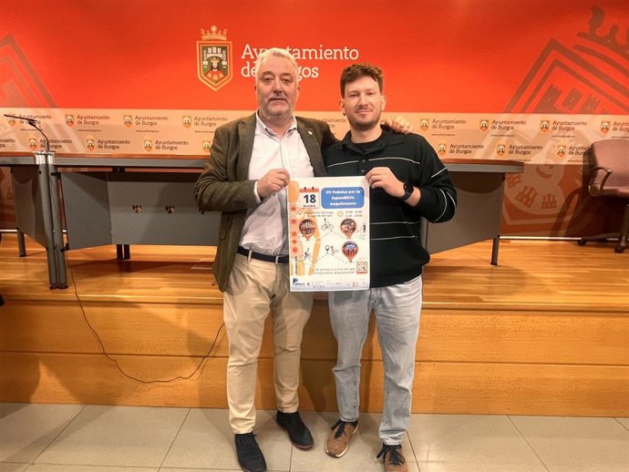 El concejal de Sanidad, Carlos Niño, y el presidente de asociación, Luis Pérez, en la presentación de la pedalada por la espondilitis anquilosante.