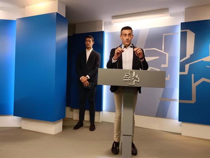 Rico (en primer plano) y Díez Antxustegi (al fondo) han presentado la iniciativa en la Cámara vasca