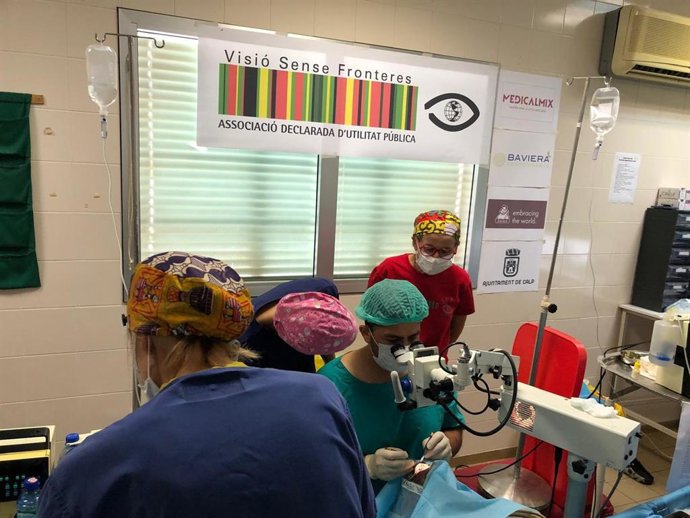 La ONG alicantina Visió Sense Fronteres vuelve de Kenia tras lograr que seis niños puedan ver "por primera vez"