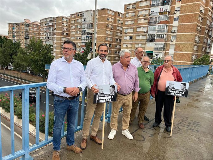 El Portavoz Socialista En El Ayuntamiento De Málaga, Daniel Pérez, Y El Concejal Jorge Quero, Entre Otros, En Una Atención A Medios