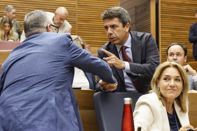 El president de la Generalitat, Carlos Mazón, saluda al vicepresident segon, Francisco José Gan Pampols, en la sessió de control 