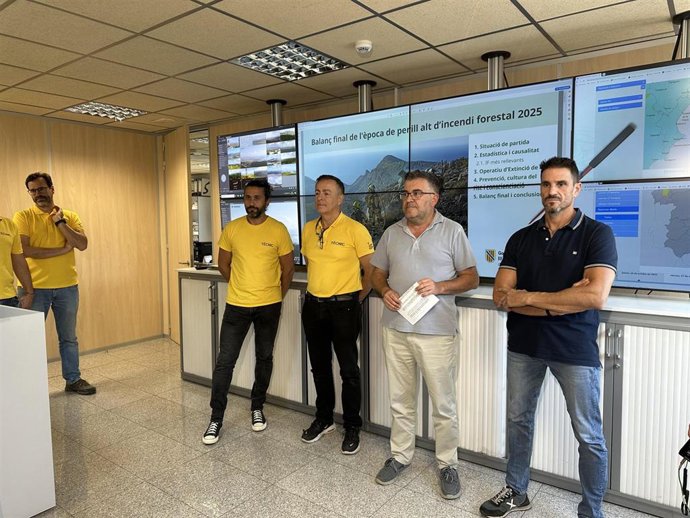 El conseller Joan Simonet presenta el balance de campaña de incendios forestales de 2025 junto al jefe de servicio de gestion forestal y el gerente del ibanat