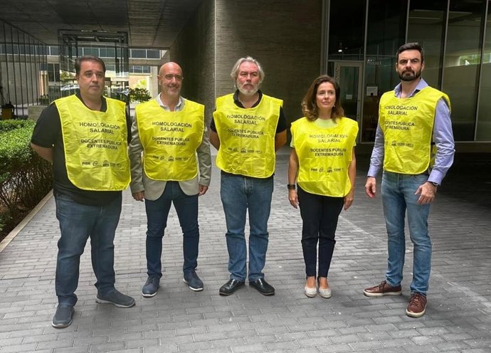 Representantes de los sindicatos docentes tras la reunión con la consejería de Educación