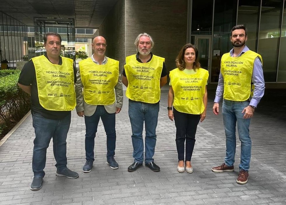 Representantes de los sindicatos docentes tras la reunión con la consejería de Educación