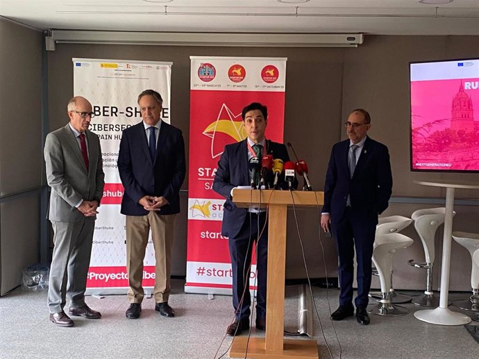 El presidente de la Diputación, Javier Iglesias; el alcalde, Carlos García Carbayo; el fundador de Startup Olé, Emilio Corchado y el director general de Empleo, Moisés Muñoz.