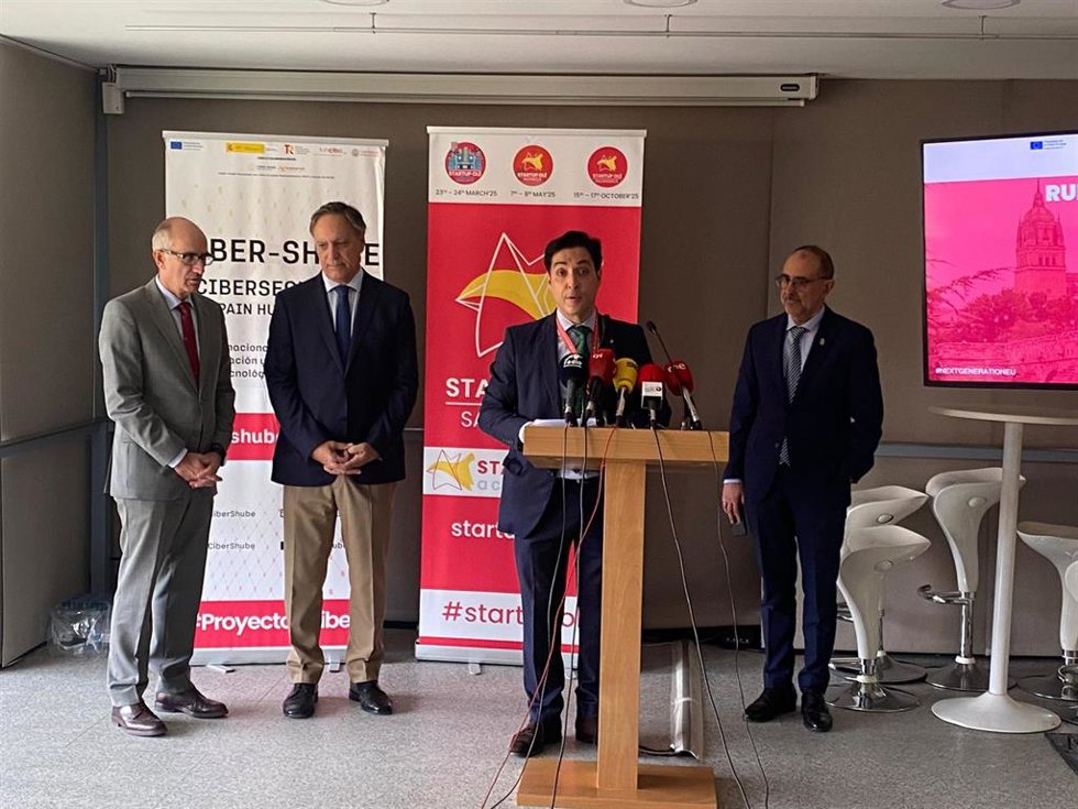 El presidente de la Diputación, Javier Iglesias; el alcalde, Carlos García Carbayo; el fundador de Startup Olé, Emilio Corchado y el director general de Empleo, Moisés Muñoz.