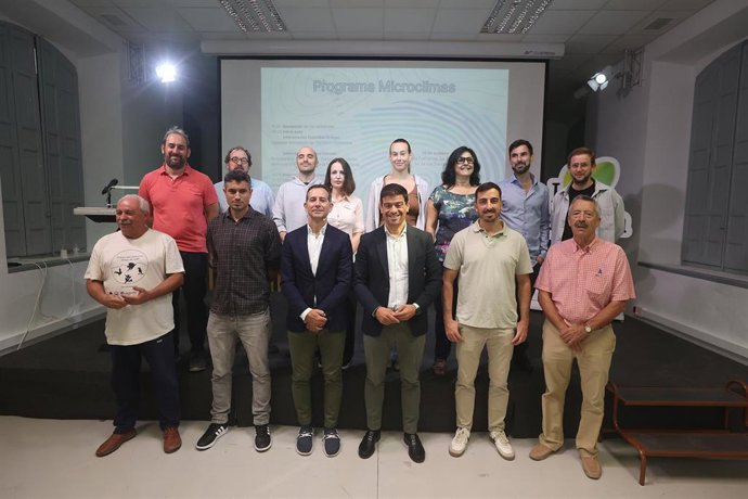 El vicepresidente de Territorio Sostenible de la Diputación , Cristóbal Ortega, ha dado a conocer los proyectos subvencionados junto a Manuel Dorado, responsable de Deportes, Tiempo Libre, Medio Ambiente y Voluntariado de la Fundación Unicaja.