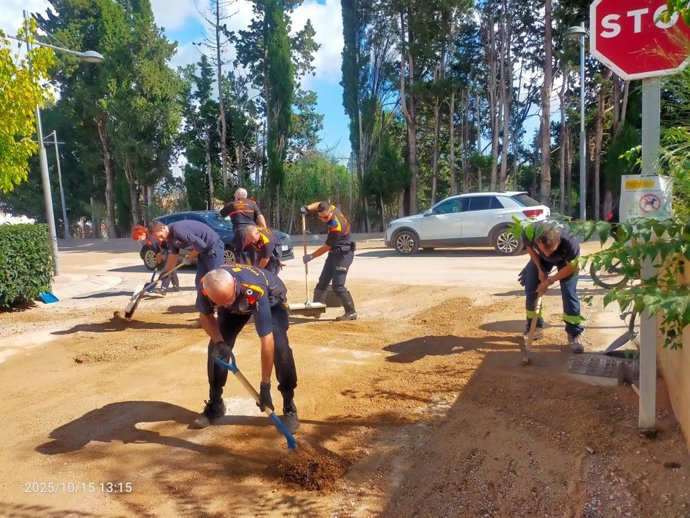 Trabajadores de Protecció Civil llevando a cabo labores de recuperación tras las lluvias en el sur de Catalunya este miércoles