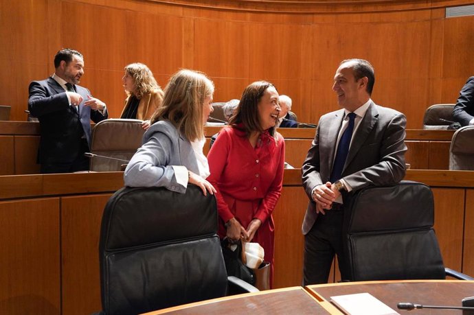 El consejero de Sanidad del Gobierno de Aragón, José Luis Bancalero, habla con las consejeras de Bienestar Social, Carmen Susín, y de Ciencia, Claudia Pérez Forniés.
