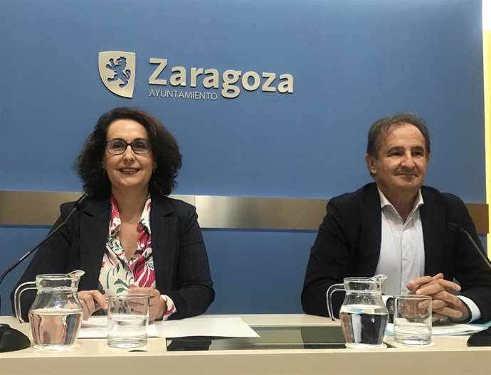 El portavoz del grupo municipal del PP y consejero municipal de Presidencia, Ángel Lorén; y la concejal del grupo municipal de Vox, Eva Torres