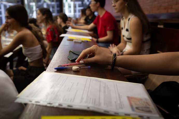 Archivo - Imatge de recurs d'un estudiant fent un examen