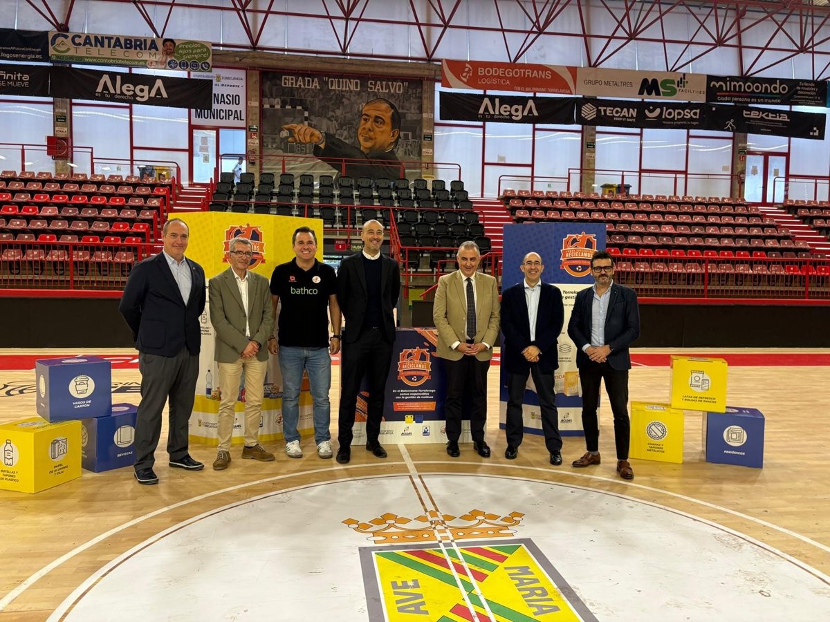 Se lanza la campaña  Somos Especiales, Reciclamos  para la recuperación de envases entre la afición del Bathco BM