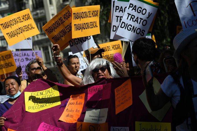Archivo - Imagen de archivo de varias empleadas domésticas durante una concentración de la Asamblea Feminista para celebrar la aprobación del convenio que vela por los derechos de los empleados domésticos. 