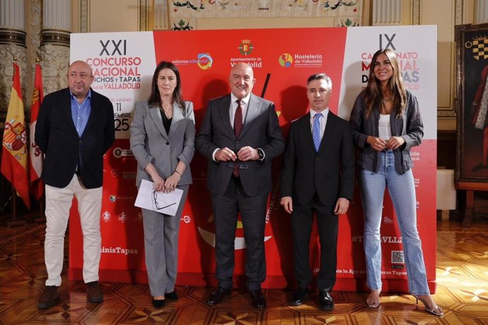 El alcalde de la ciudad, Jesús Julio Carnero; la concejala de Turismo, Eventos y Marca Ciudad de Valladolid, Blanca Jiménez; el presidente de la Asociación Provincial de Hostelería de Valladolid, Jaime Fernández, presentan los concursos de tapas
