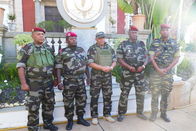 El coronel Michael Randrianirina (c) junto a militares en el Palacio Presidencial tras tomar el poder después de que el Tribunal Constitucional confirmara una vacancia tras la huida del presidente, Andry Rajoelina, tras semanas de protestas (archivo)